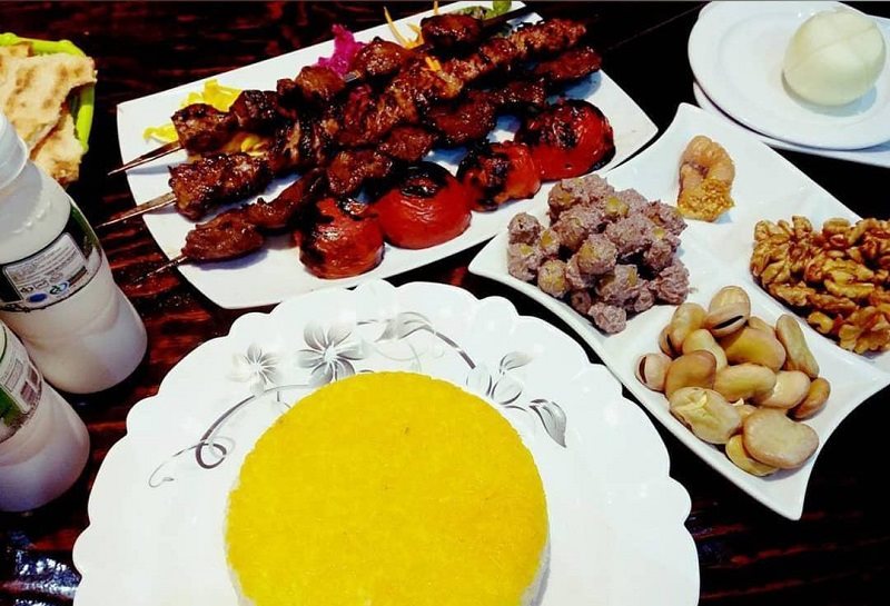 کباب‌های رستوران حاج حسین رشت، شهرت زیادی در گیلان دارند